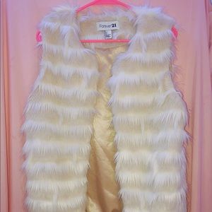 Sleeveless white faux fur vest. For women.